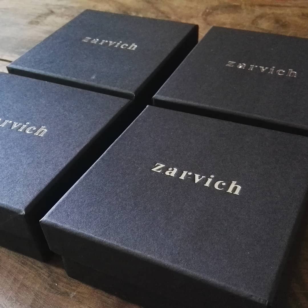 Los primeros días del 2019 realizamos este trabajo de foil stamping plata sobre cajas de color negro para @zarvich.uy.
Se podría decir que fue el primer trabajo del año