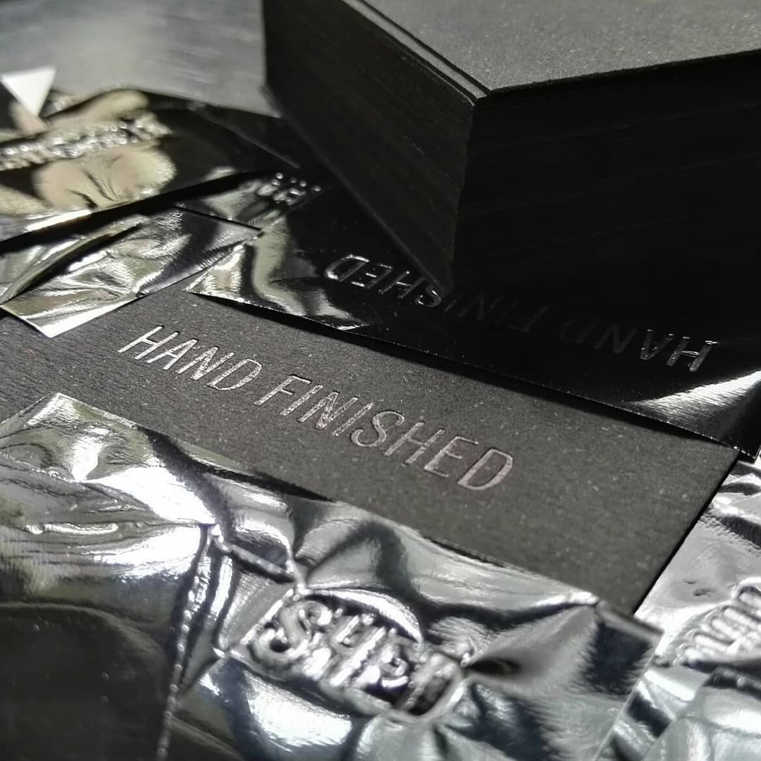 Negro sobre negro ?
Etiquetas en papel texturado Rives negro 360 grs + foil stamping negro